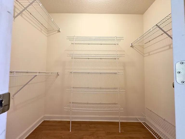 565 Limerick Dr — Photo 18