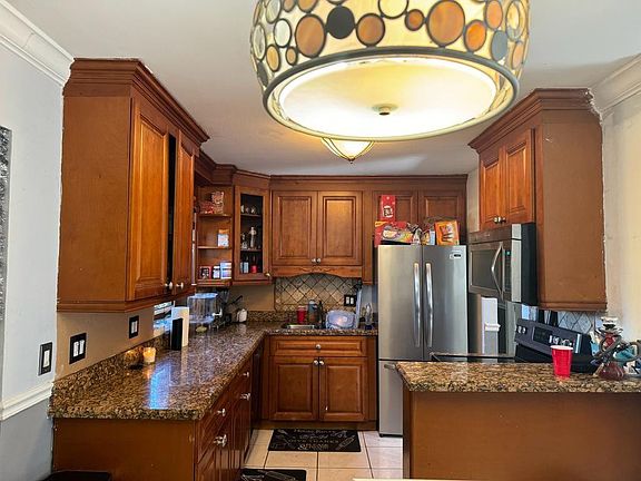 4th image of 625 NW 21st Street