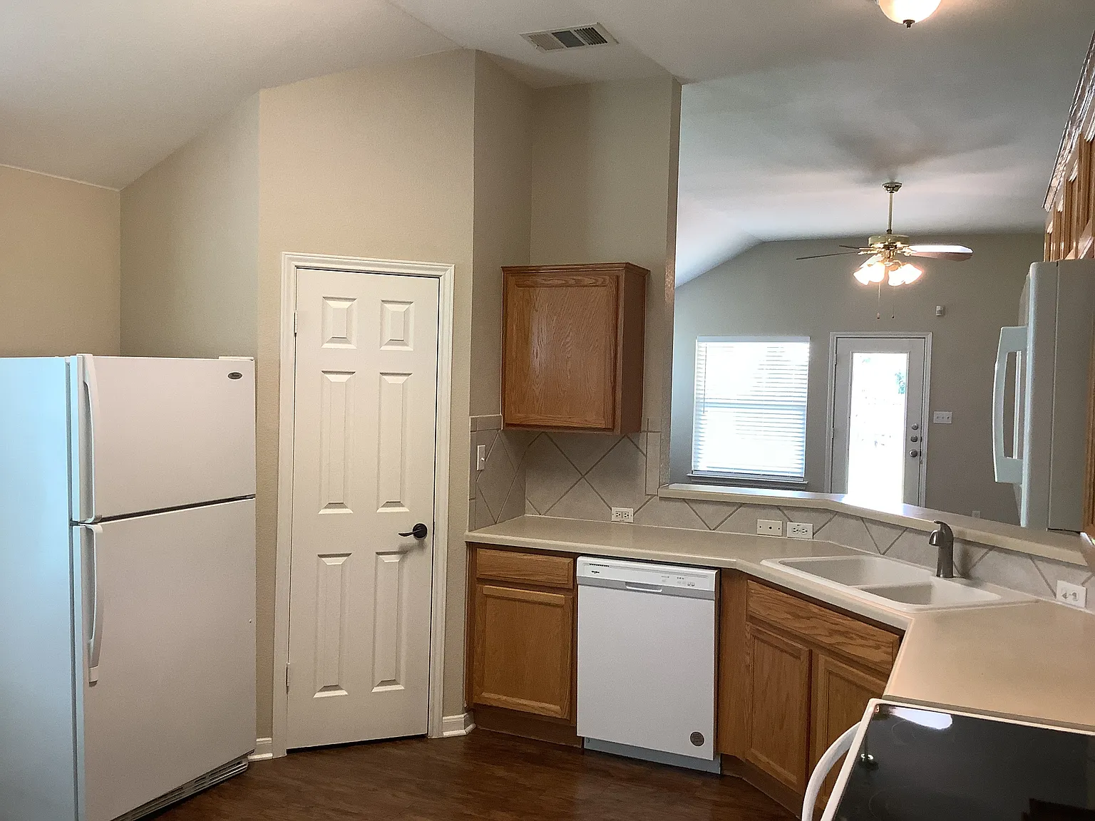 4 bed, 2.0 bath, 1959 sqft, $2,075 — Photo 4