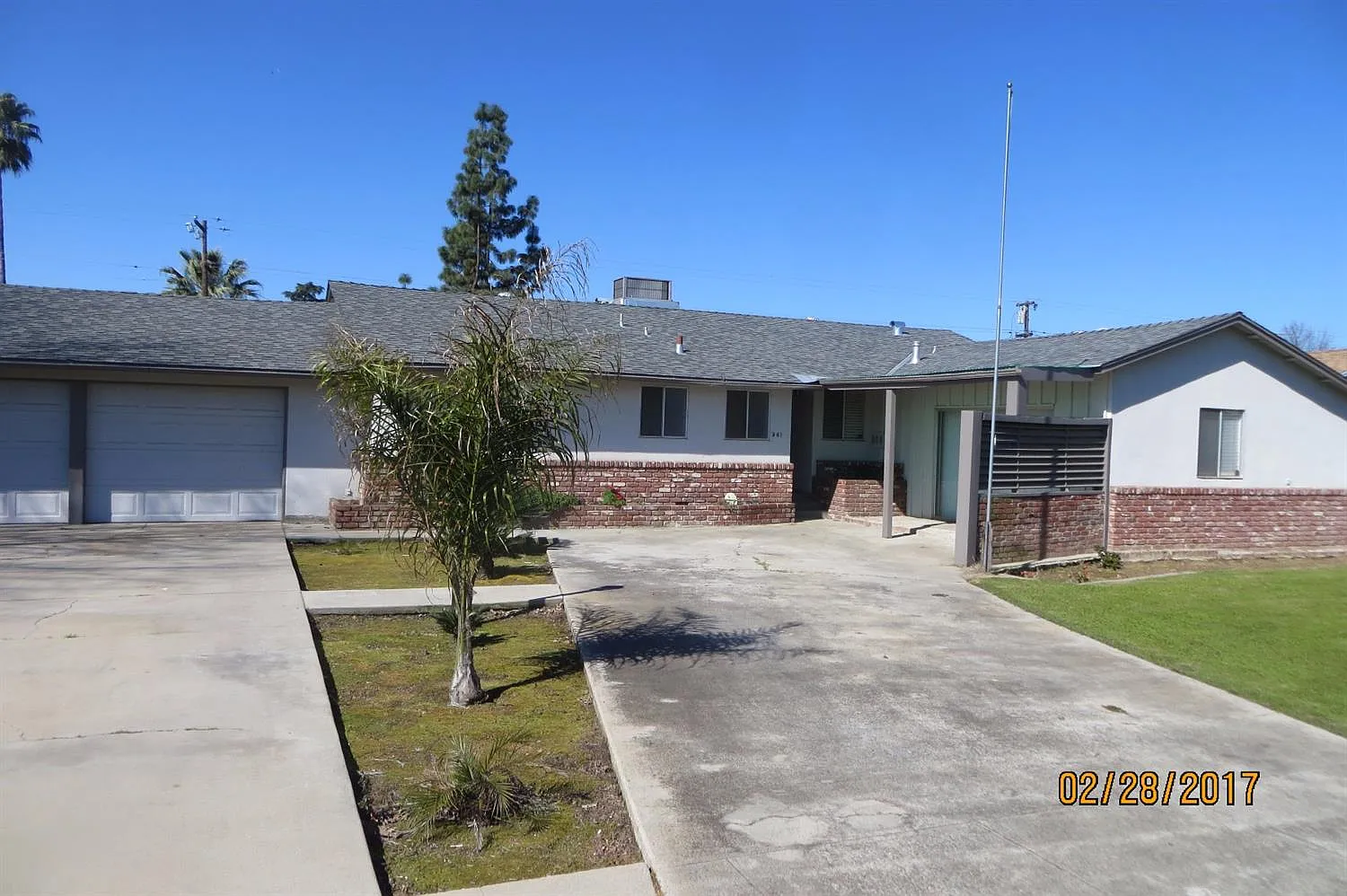 561 N Villa Ave photo 1