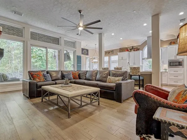222 W Northcastle Cir, Conroe, TX 77384
