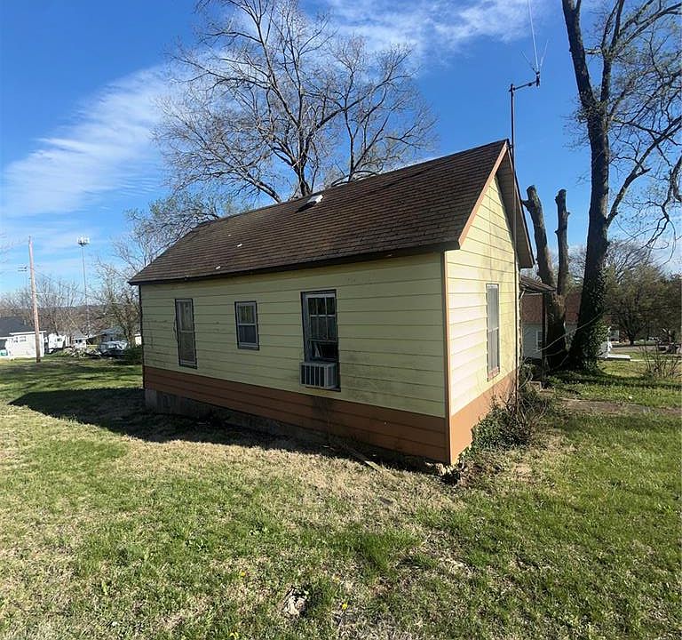 2nd image of 802 Tyler St