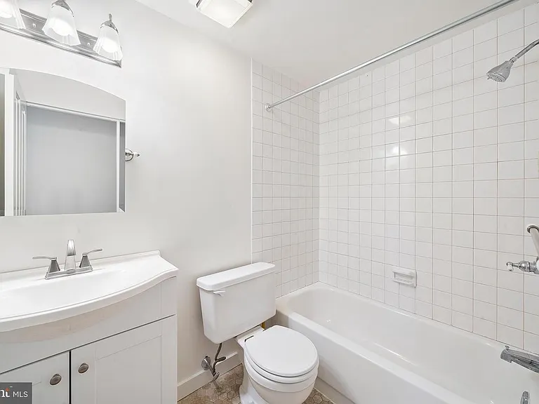 1023 Clinton St #205 — Photo 15