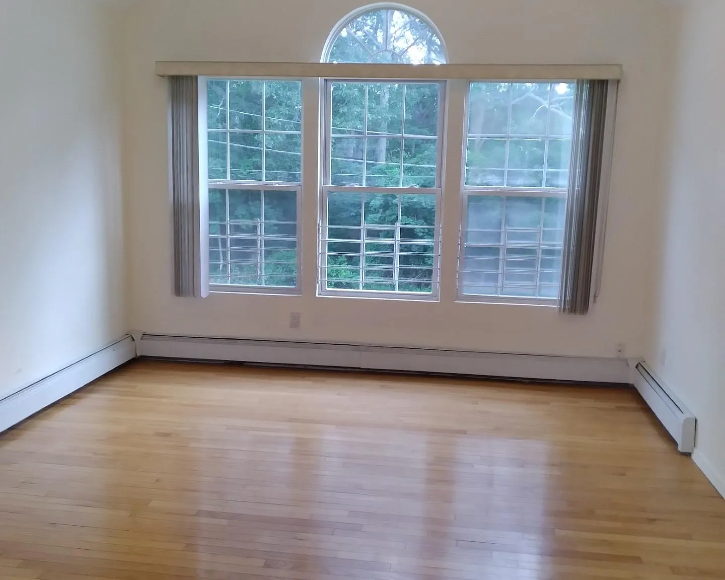4 bed, 1000 sqft, $4,000 — Photo 1