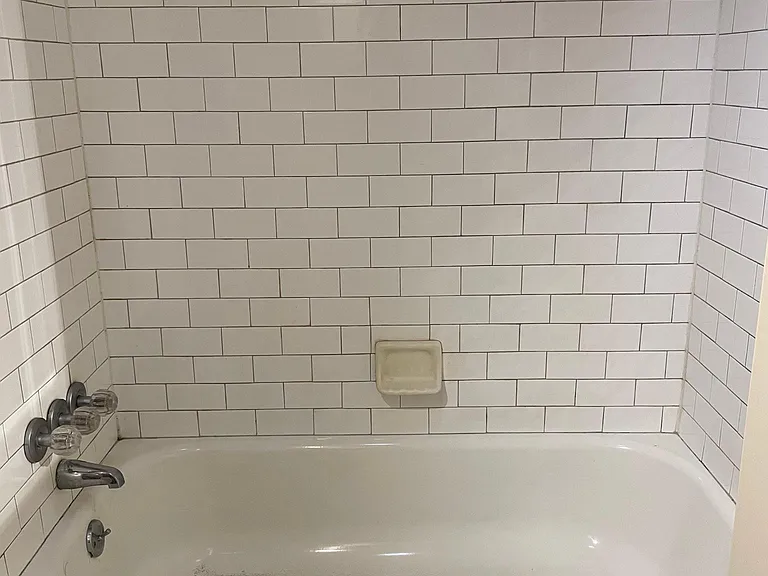 Bathtub w Tile Surround