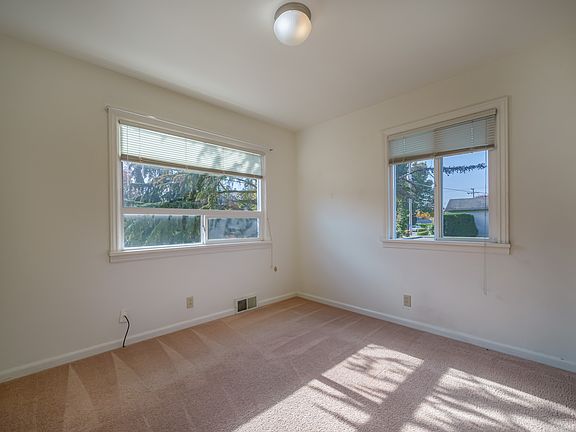 Front SE corner of living room