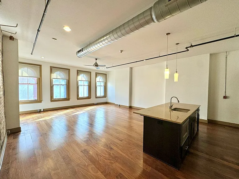 641 Walnut St Apartments — Photo 16