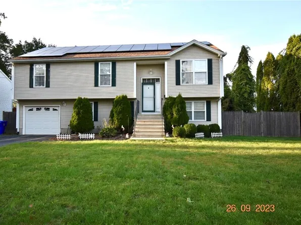 9 Carmine Dr, North Providence, RI 02911