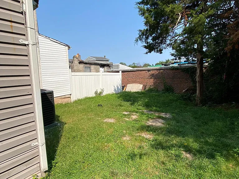 220 Pearl St — Photo 6