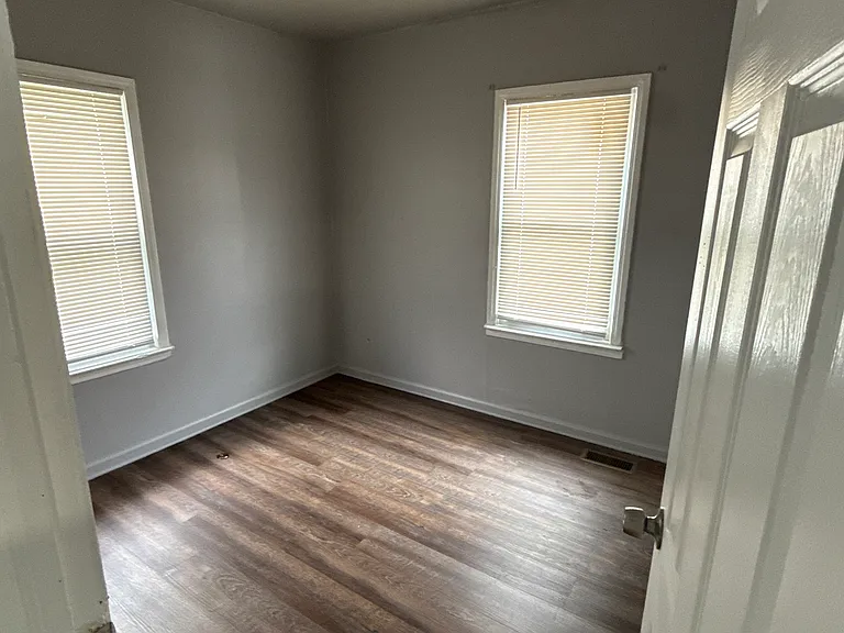 24142 Annapolis St — Photo 4