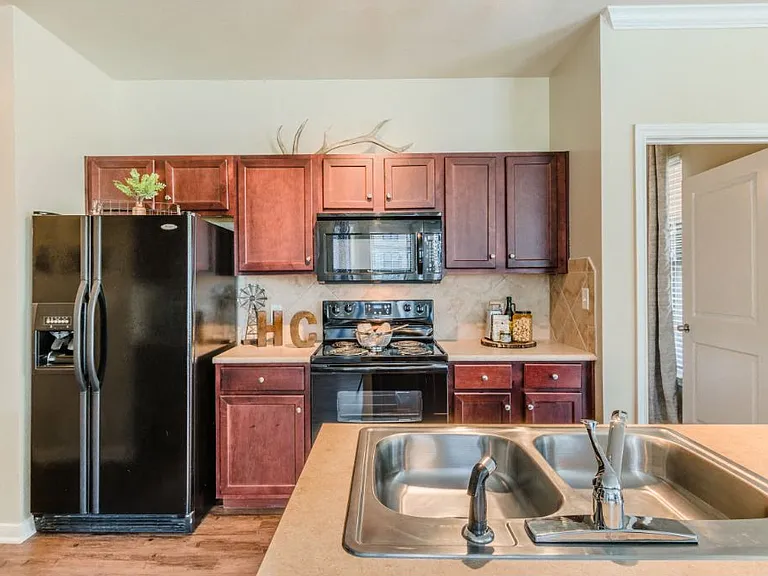 Hunter's Cove Apartments — Photo 5