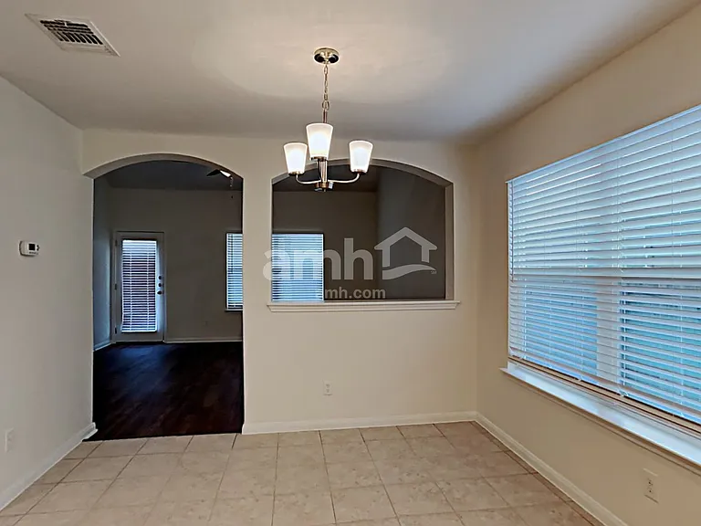 1038 Lauren St — Photo 5