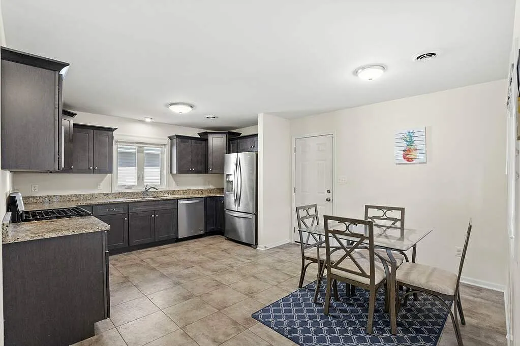 2 bed, 1311 sqft, $2,100 — Photo 2