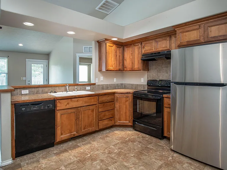 3916 Kirby Cir — Photo 11