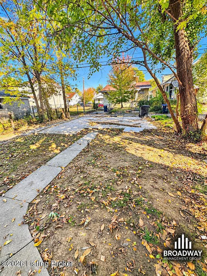 3 bed, 1.0 bath, 1127 sqft, $1,395 — Photo 2