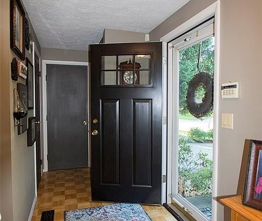 3rd image of 906 Laurel Glens Dr