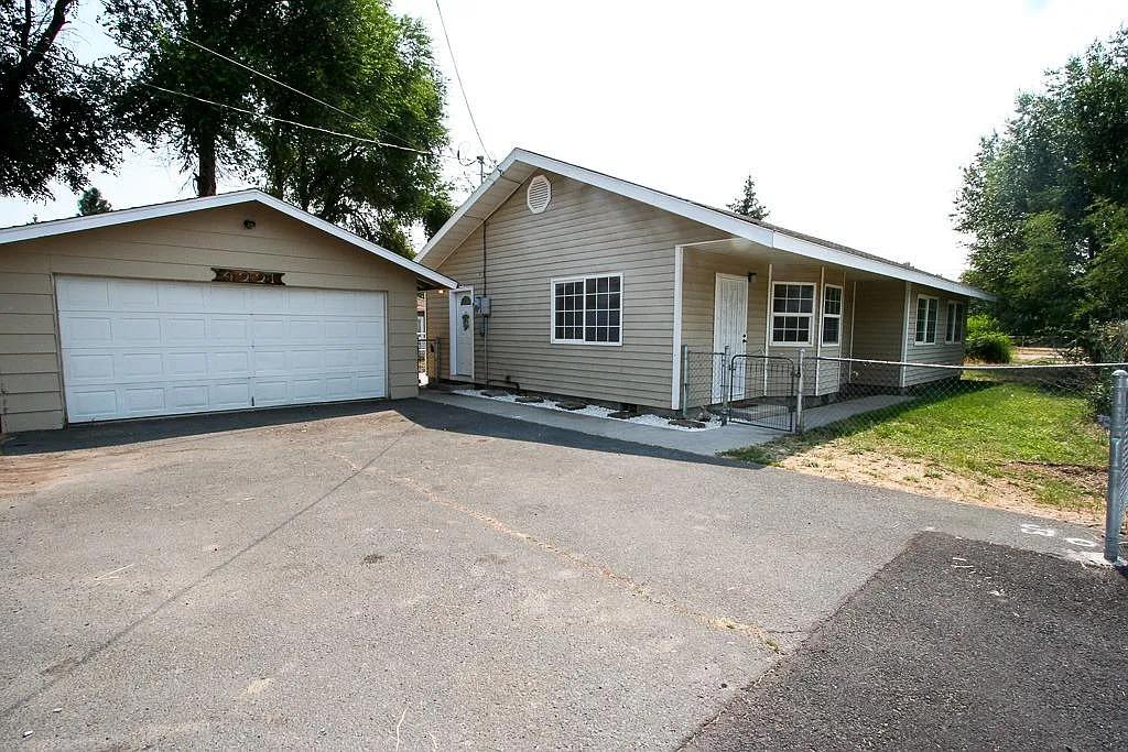 4221 Altamont Dr photo 1