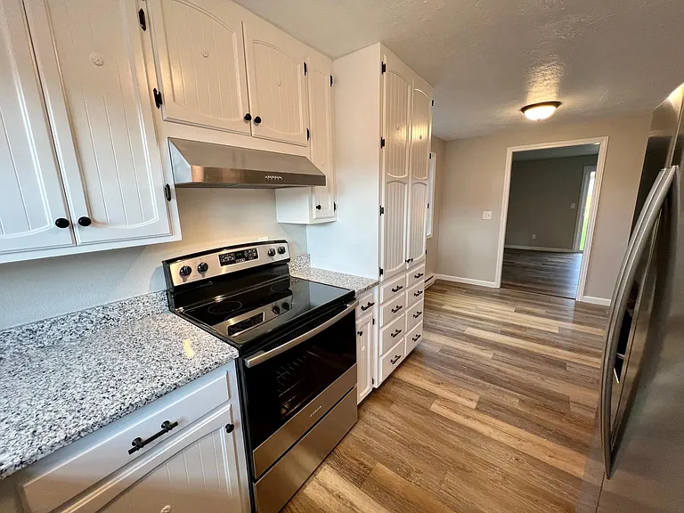 2575 NW Fairlawn St — Photo 7