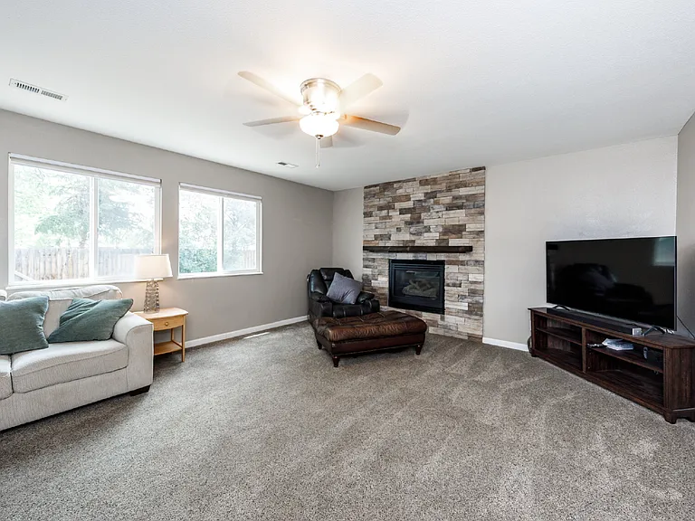 230 Hooper Ct — Photo 25
