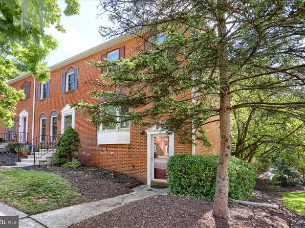 18 Fairfax Vlg, Harrisburg, PA 17112