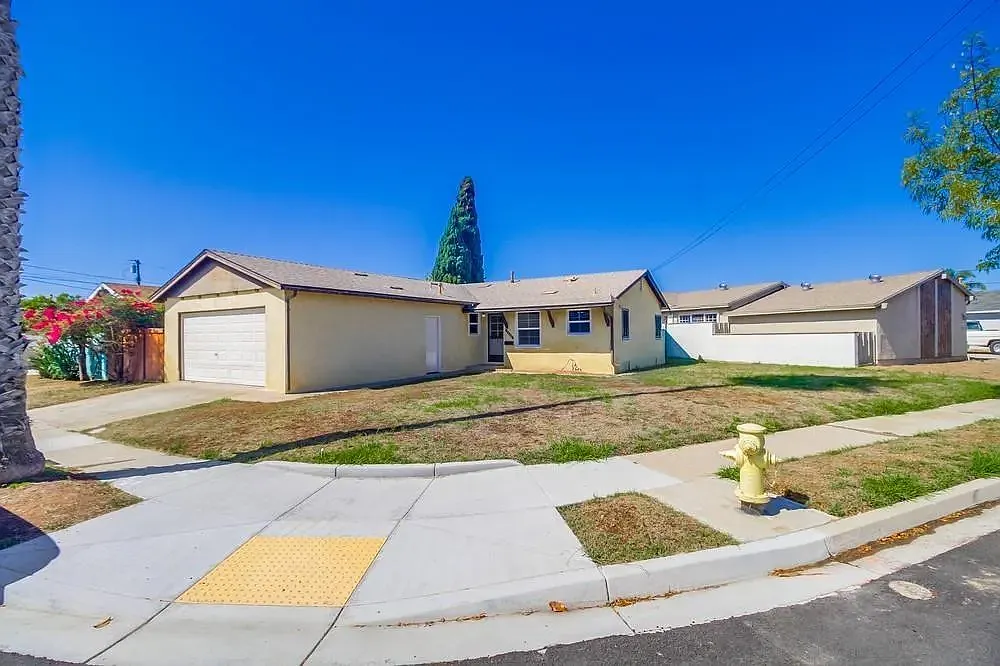 3 bed, 1.0 bath, 1006 sqft, $3,800 — Photo 2