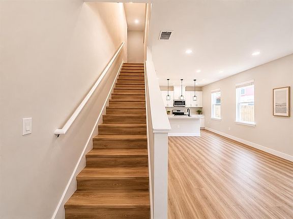 3rd image of 807 SANTA BARBARA DRIVE