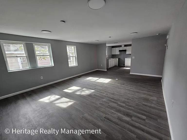 2391 Monroe Ave — Photo 10