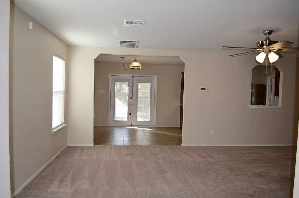 3 bed, 2.5 bath, 1856 sqft, $1,900 — Photo 2