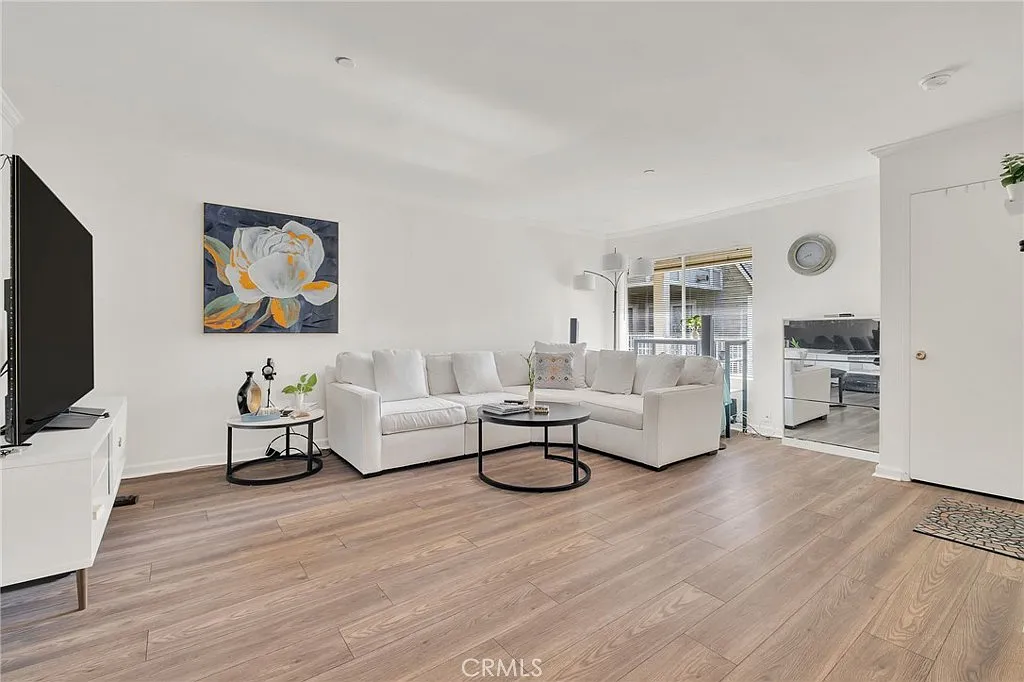2 bed, 1033 sqft, $2,795 — Photo 3