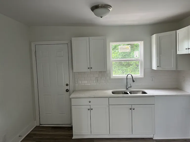 2526 Lee Ave SW — Photo 4