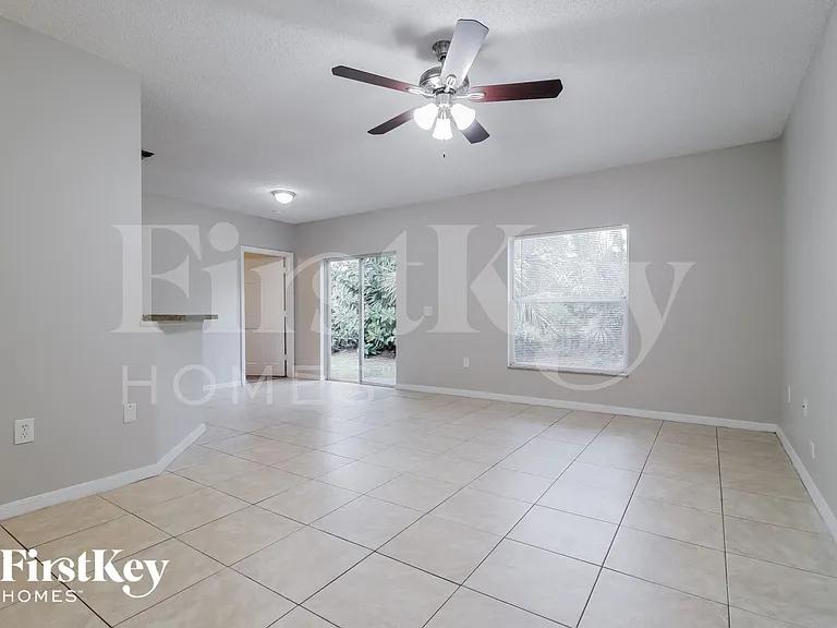 1205 Schumann Dr — Photo 2