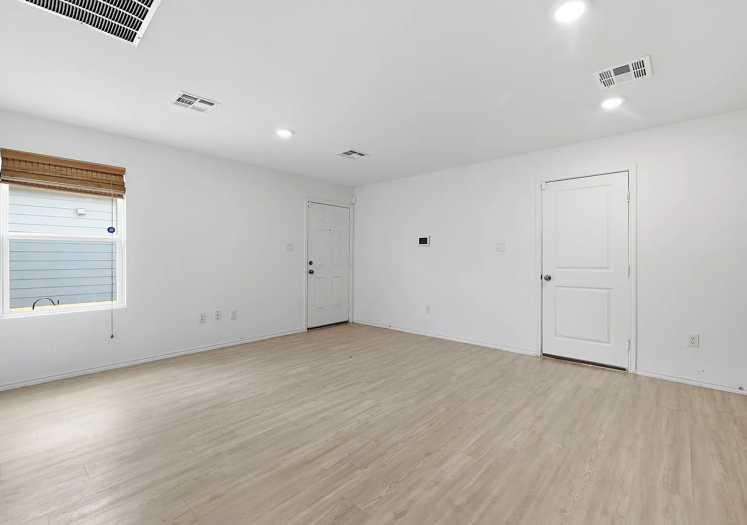 Move-In Ready Home with Modern Features in Medina Landing Subdivision — Photo 3