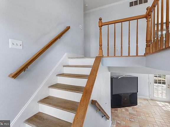3rd image of 1075 Sun Valley Dr