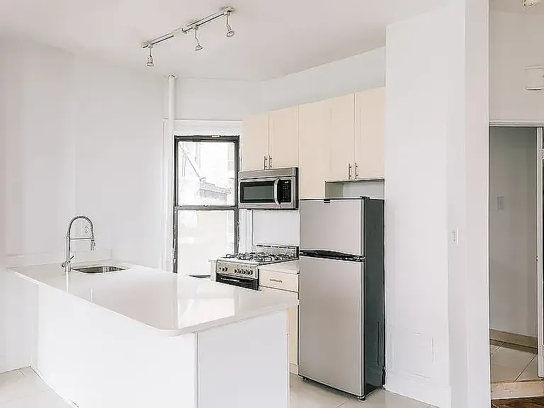 2 Bank St #6 — Photo 5
