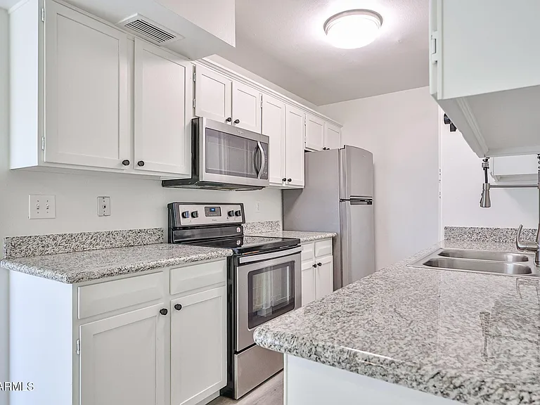 6024 W Golden Ln — Photo 2