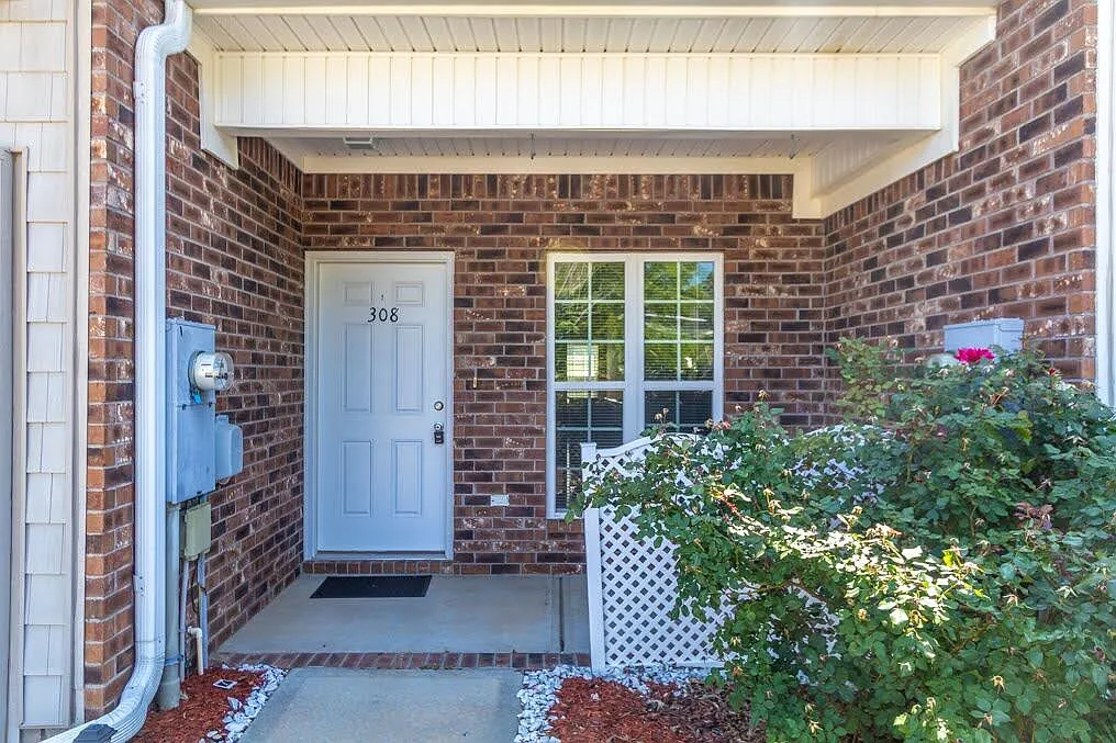 3 bed, 2.5 bath, 1649 sqft, $1,675 — Photo 3