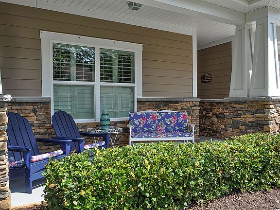 4th image of 339 Arlington Circle