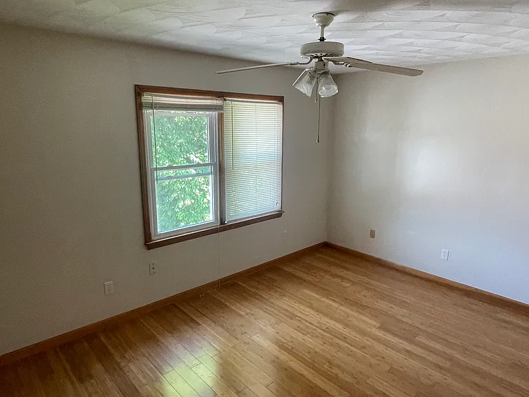 660 College St NW — Photo 8