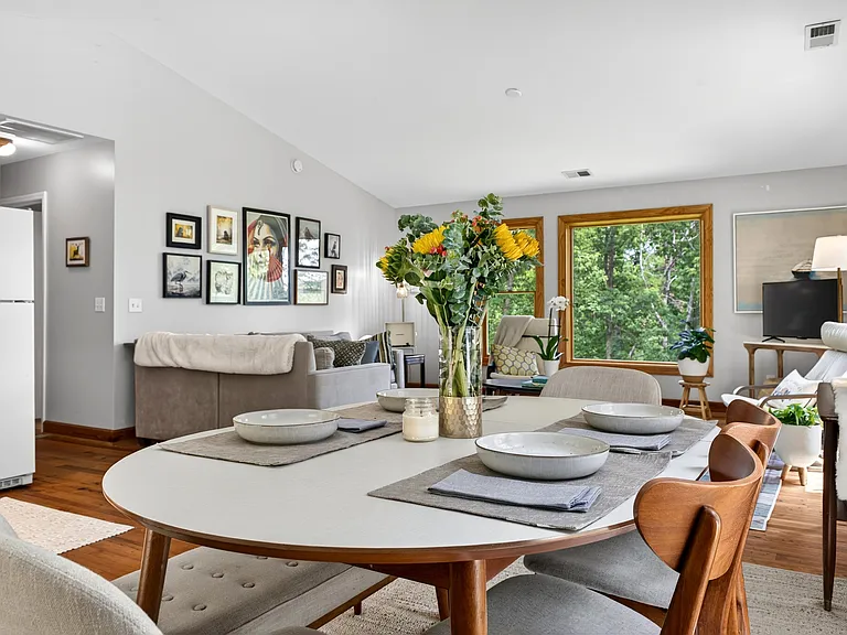 162 Hilltop Ct — Photo 4