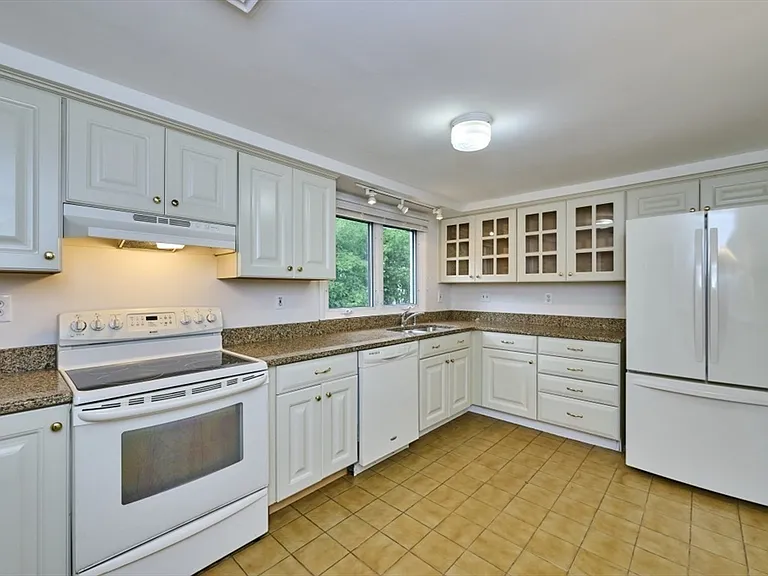 51 Pratt Dr — Photo 5