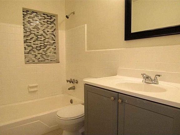 3rd image of 821 NE 50th Ct