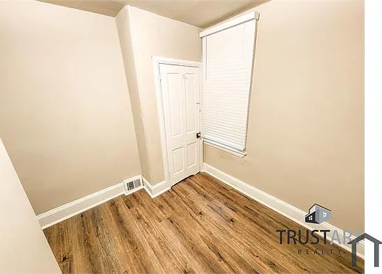 3885 Manor St — Photo 9