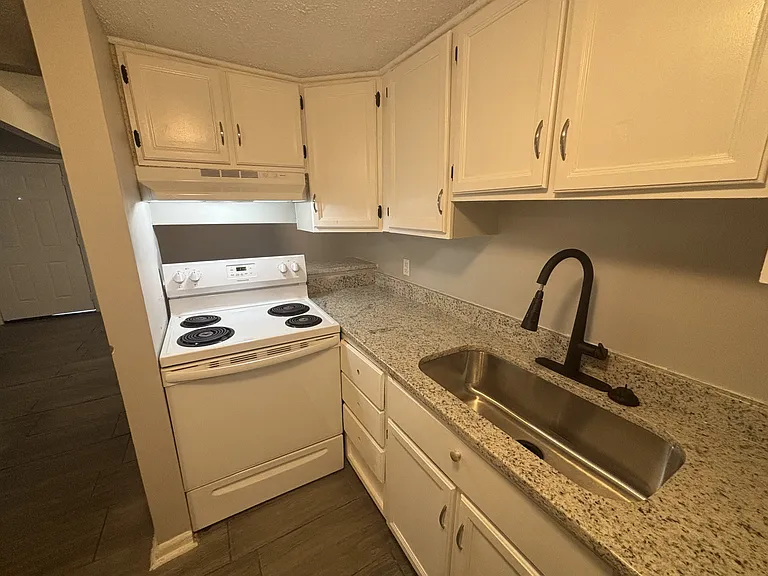 3422 Glen Park Cir NW #B — Photo 3