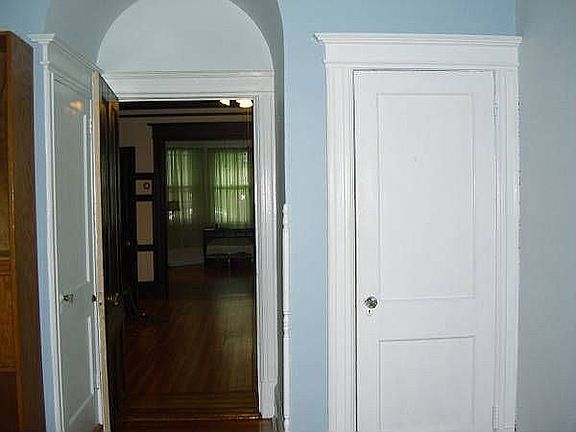 rear bedroom with archocket