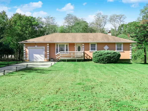 34 Wards Lane, Bellport, NY 11713