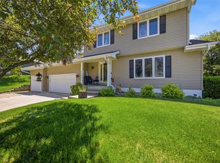 1752 NW 101st St, Clive, IA 50325