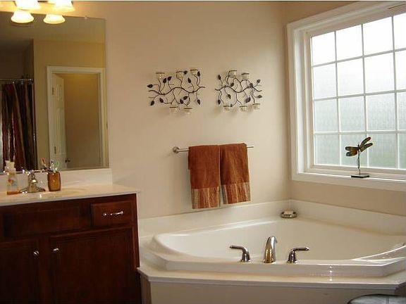 corner soak tub in master
