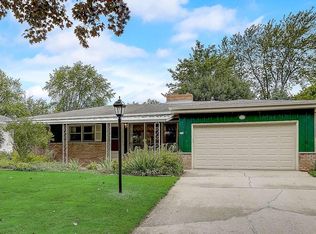 214 E Norport Dr, Port Washington, WI 53074