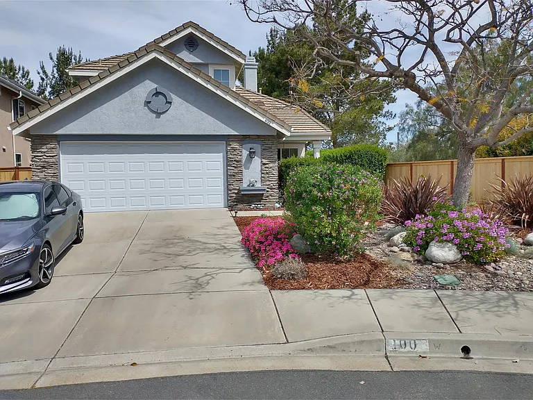 400 Peachtree Ct — Photo 1