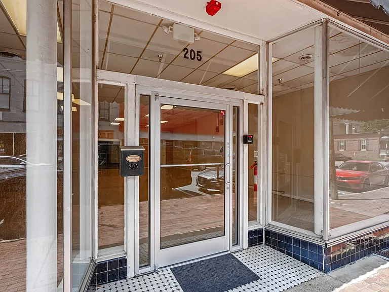 205 E Walnut St — Photo 3